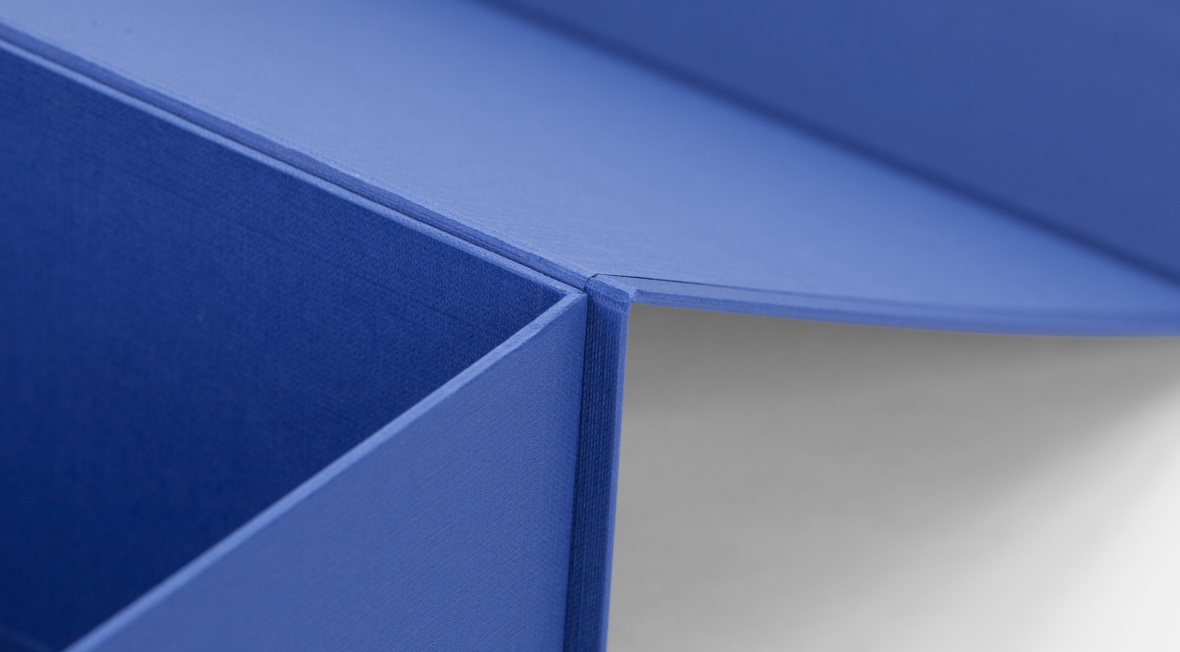 geltex azul mar paper on magnetic box for employer branding Nexo