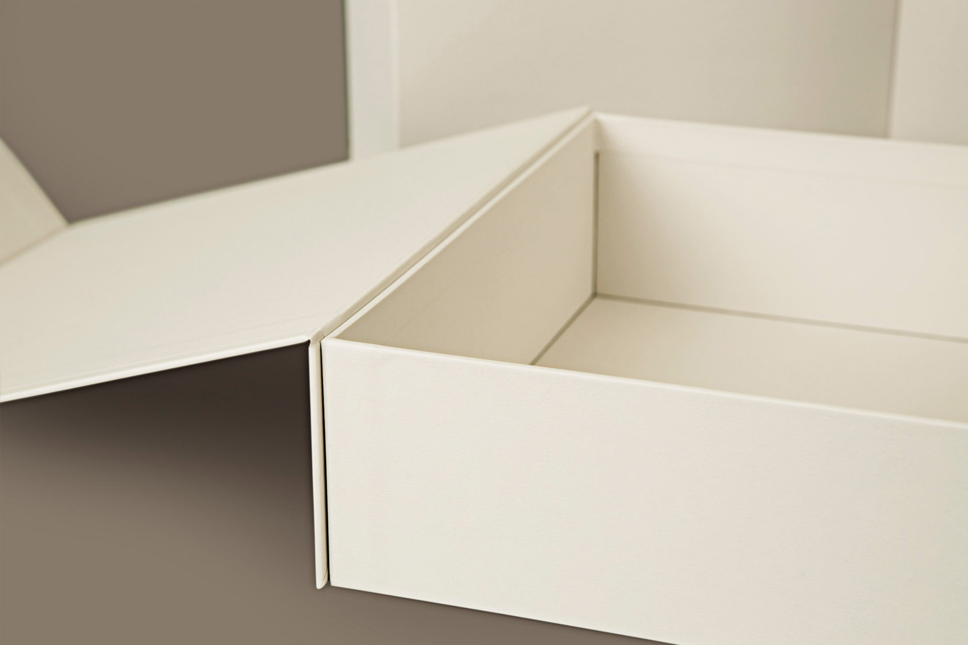 eco-friendly luxury rigid box with magnets